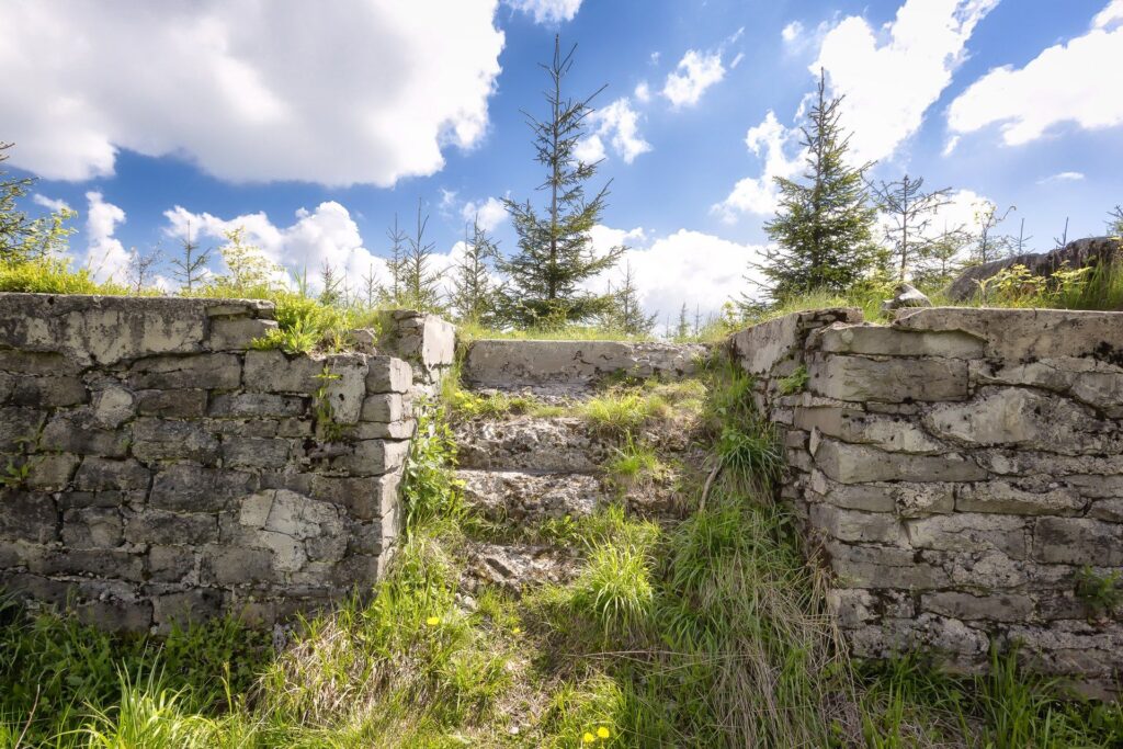 basen kąpielowy pod szczytem Magury