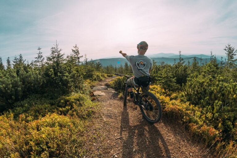 rowerzysta podczas wycieczki rowerowej po beskidzie śląskim
