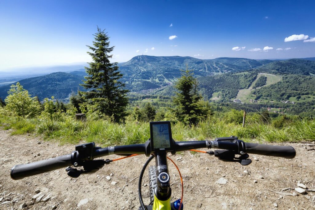 szczyt Klimczok widok na Beskid Sport Arenę i Skrzyczne