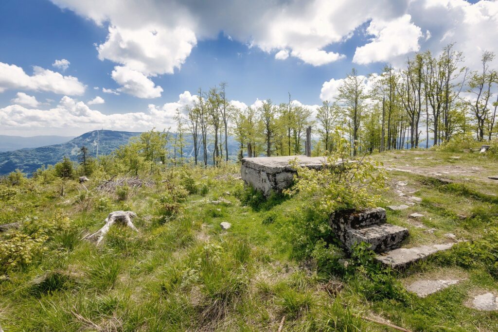 trzy kopce ruiny schroniska